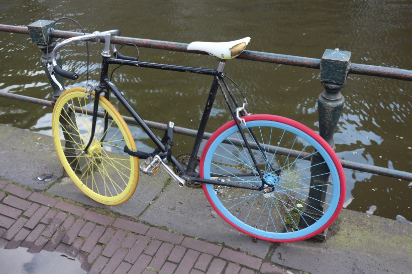 点击大图看下一张：街道上的自行车图片