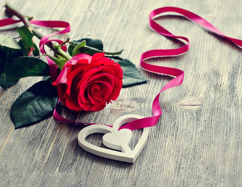 点击大图看下一张：情人节甜美玫瑰礼物图片