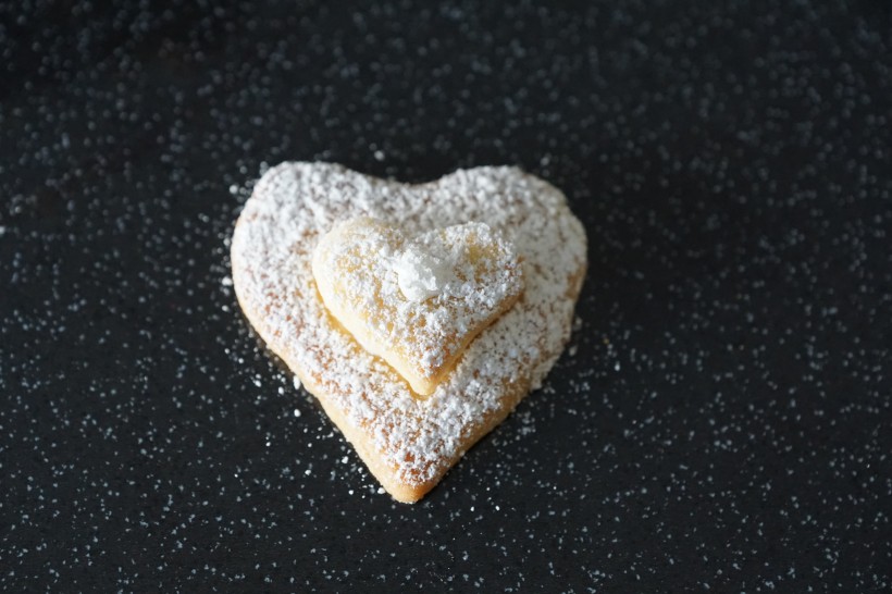 点击大图看下一张：情人节心形甜品素材图片