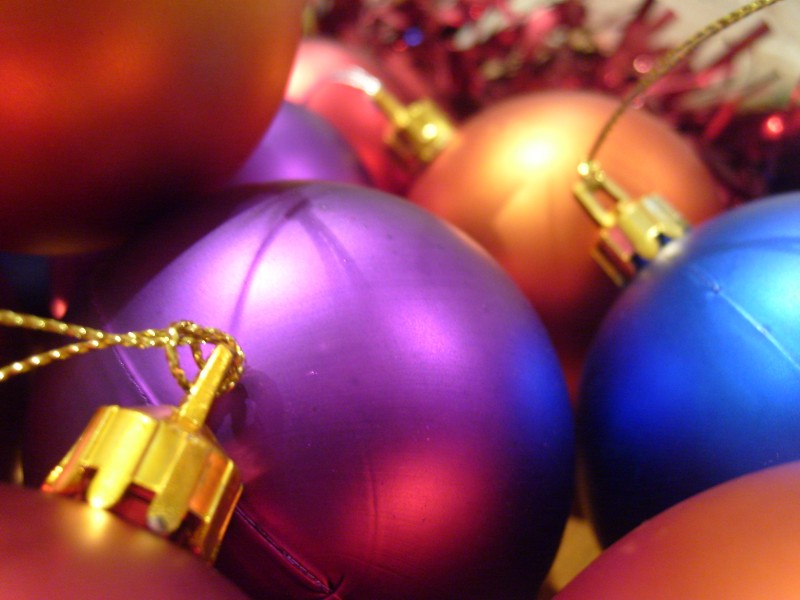 点击大图看下一张：圣诞主题彩色装饰球图片