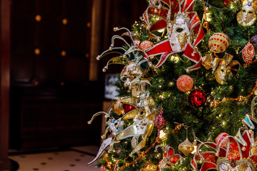 点击大图看下一张：圣诞节可爱圣诞树装束图片