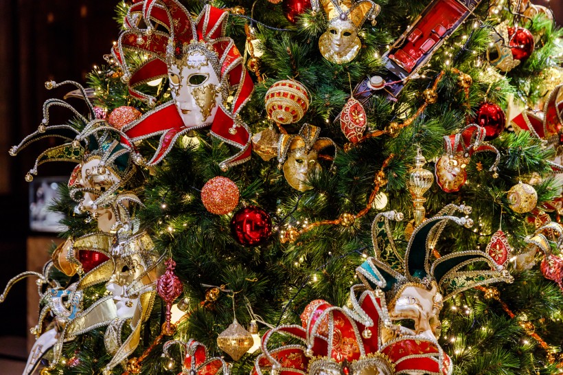 点击大图看下一张：圣诞节可爱圣诞树装束图片