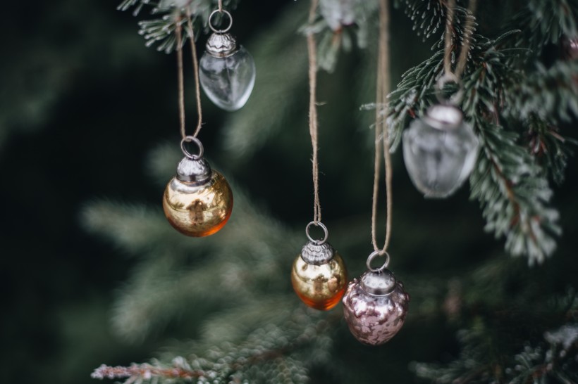 点击大图看下一张：圣诞装饰在树上的挂饰图片