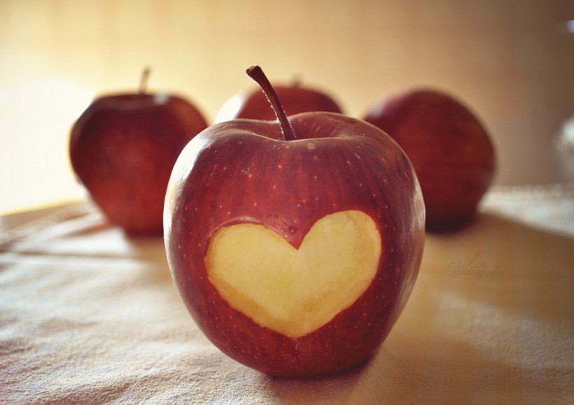 点击大图看下一张：苹果雕饰图片