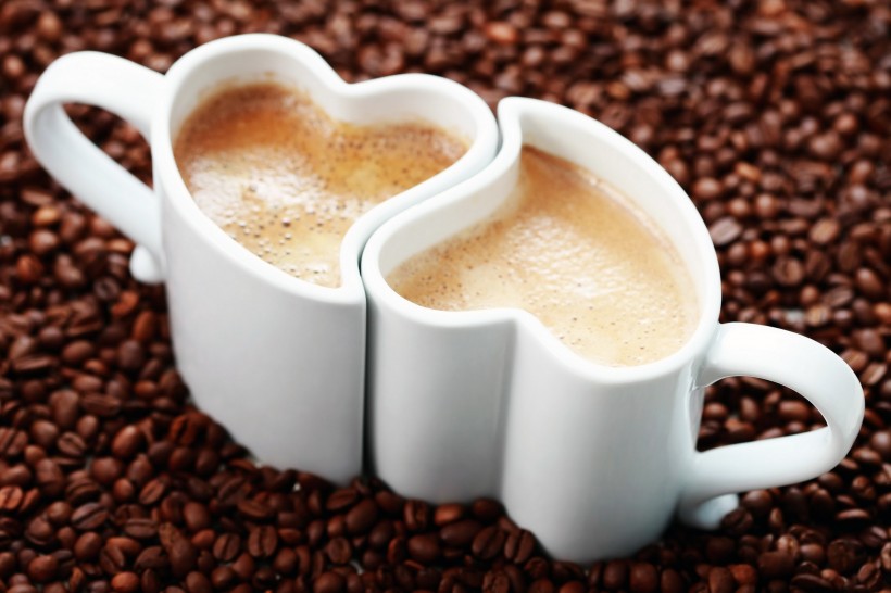 点击大图看下一张：情侣咖啡杯与心形图案咖啡图片