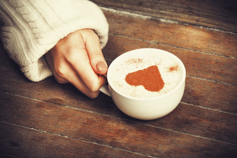 点击大图看下一张：情侣咖啡杯与心形图案咖啡图片