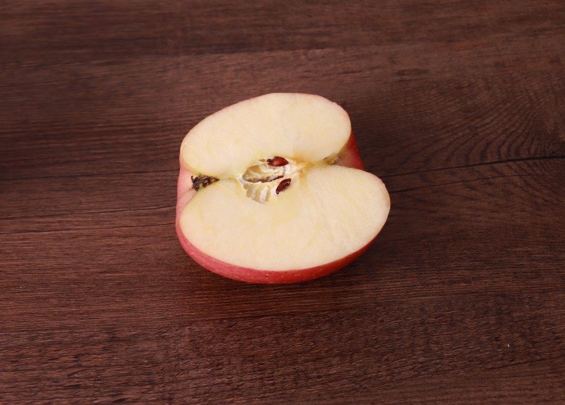 点击大图看下一张：香甜的红色苹果图片