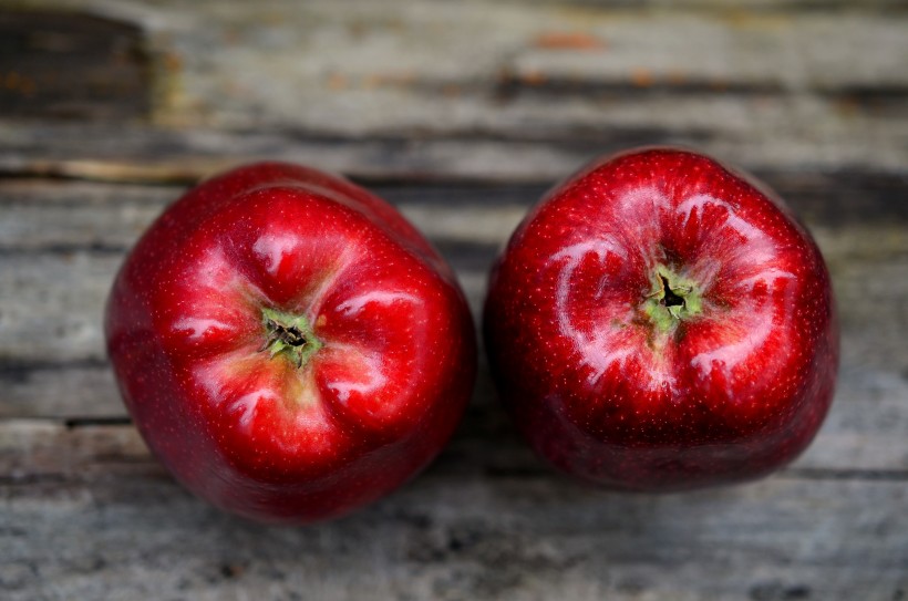 点击大图看下一张：美味的红色苹果图片