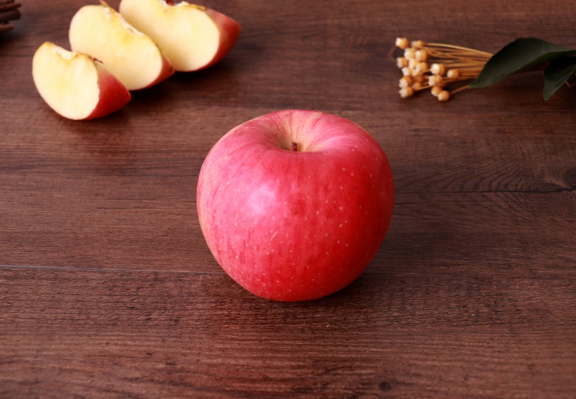 点击大图看下一张：香甜的红色苹果图片