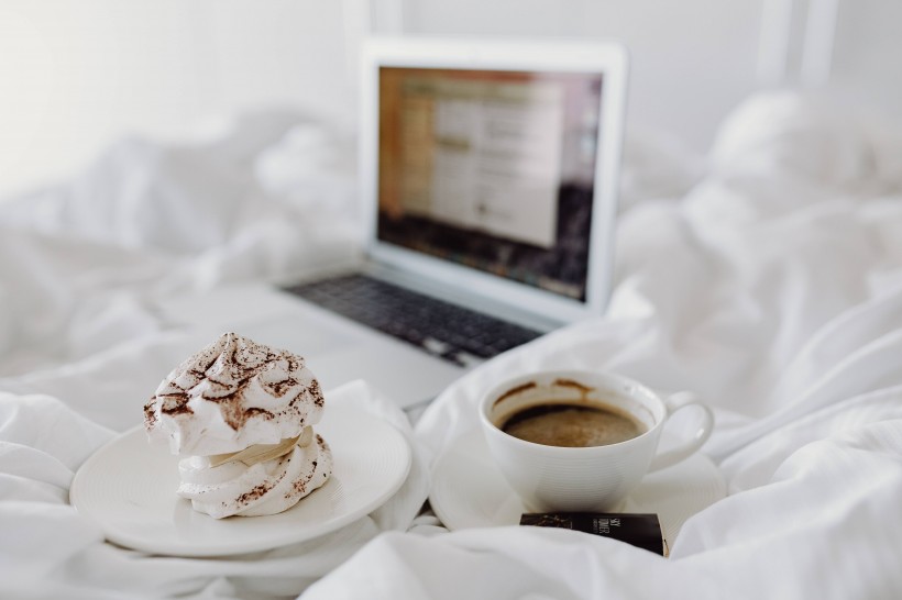 点击大图看下一张：摆放在床上的咖啡和甜品图片