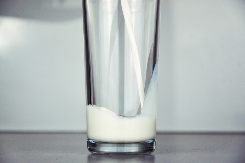 点击大图看下一张：白色的纯牛奶图片