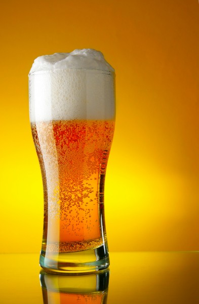 点击大图看下一张：爽口的啤酒图片