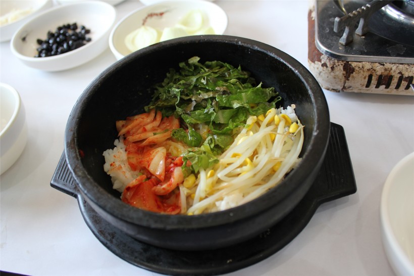 点击大图看下一张：特色韩国石锅拌饭图片