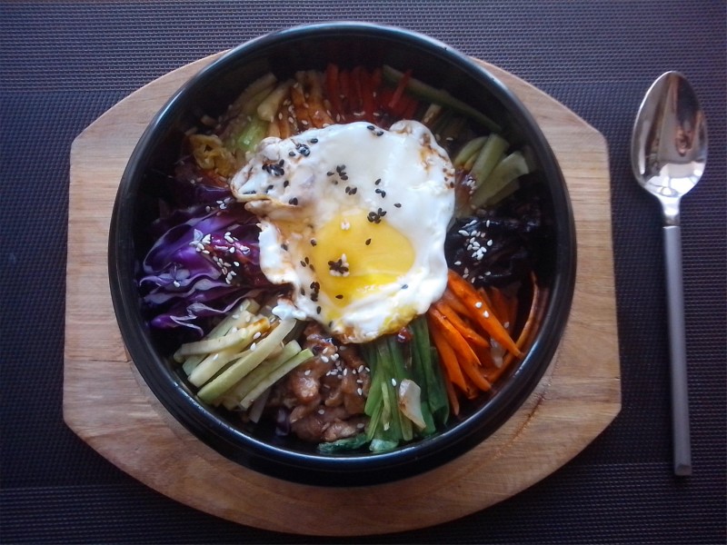 点击大图看下一张：特色韩国石锅拌饭图片