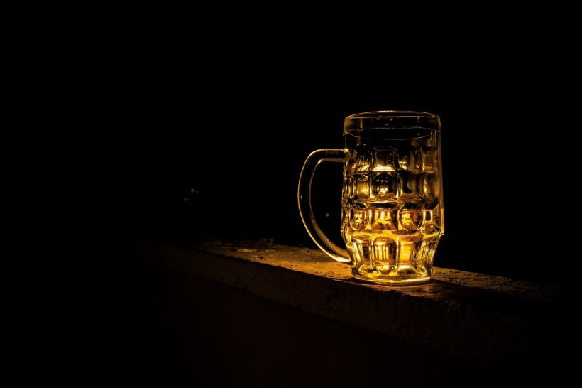 点击大图看下一张：玻璃杯中的啤酒图片