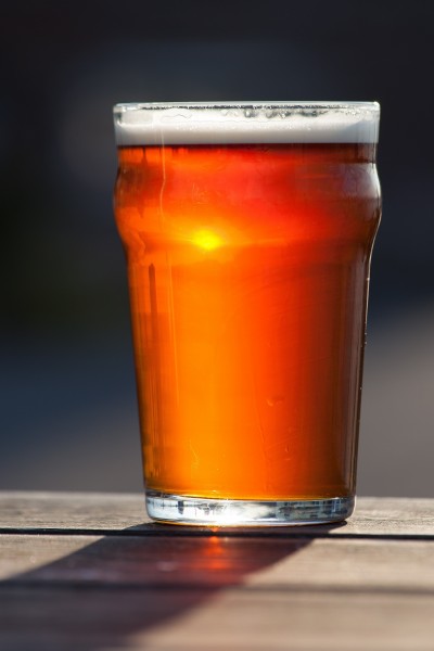 点击大图看下一张：玻璃杯中的啤酒图片
