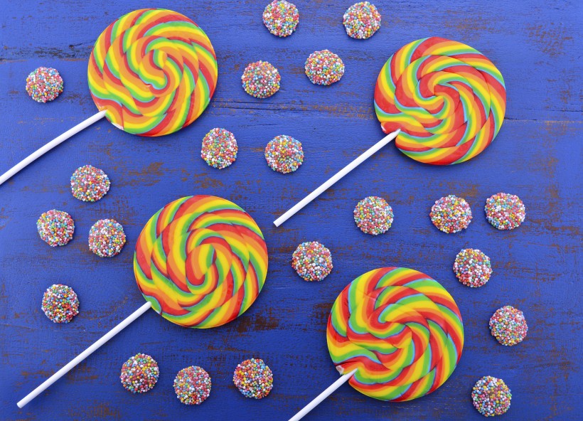 点击大图看下一张：甜甜美味的彩虹棒棒糖图片