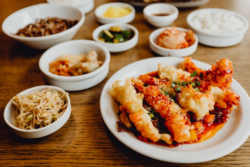点击大图看下一张：餐厅里的韩国料理图片