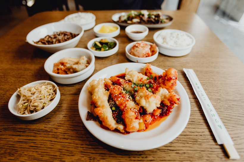 点击大图看下一张：餐厅里的韩国料理图片