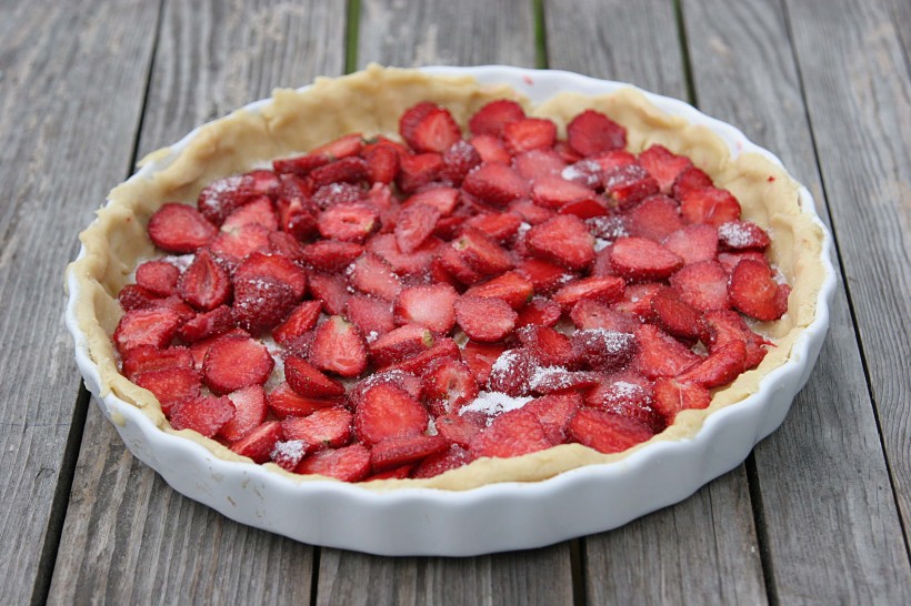 点击大图看下一张：香甜好吃的草莓蛋糕图片