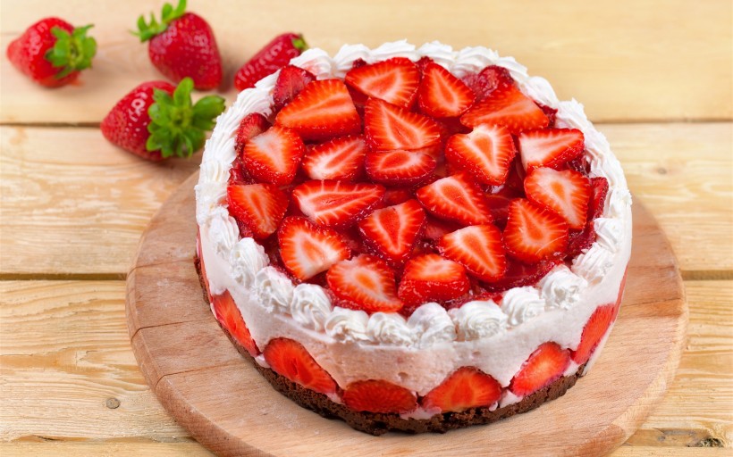 点击大图看下一张：美味的草莓蛋糕图片