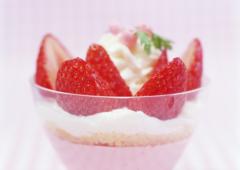 点击大图看下一张：小甜点草莓蛋糕高清图片