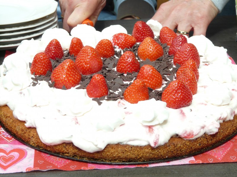 点击大图看下一张：香甜好吃的草莓蛋糕图片