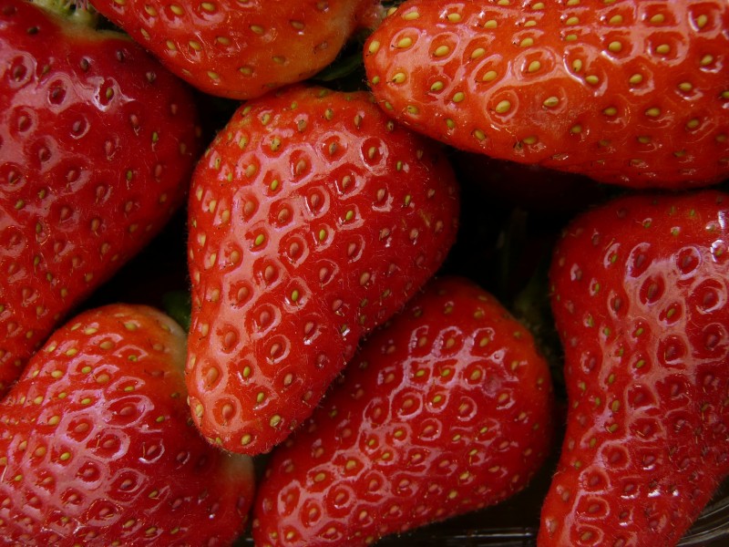 点击大图看下一张：新鲜草莓的特写图片