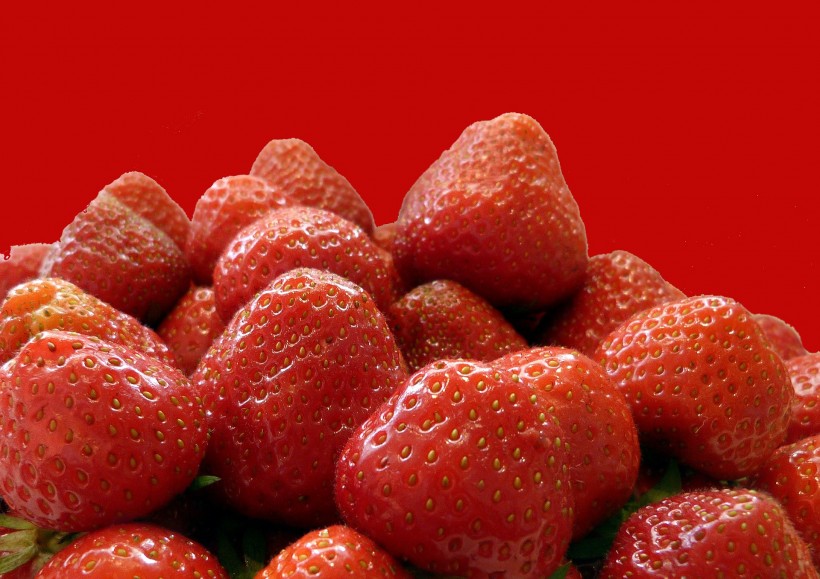 点击大图看下一张：新鲜草莓的特写图片