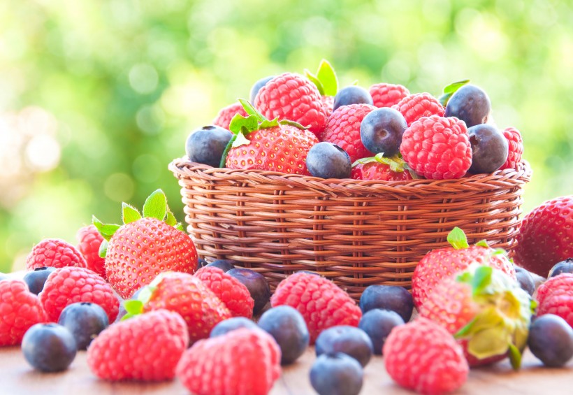 点击大图看下一张：酸酸甜甜的草莓和蓝莓图片
