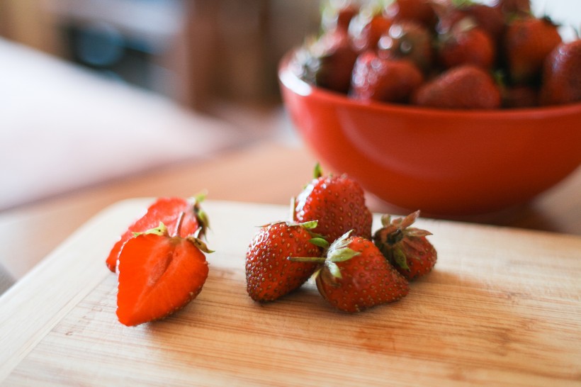 点击大图看下一张：酸酸甜甜的草莓和蓝莓图片