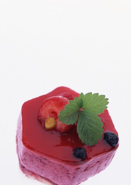 点击大图看下一张：美味的草莓水果蛋糕图片