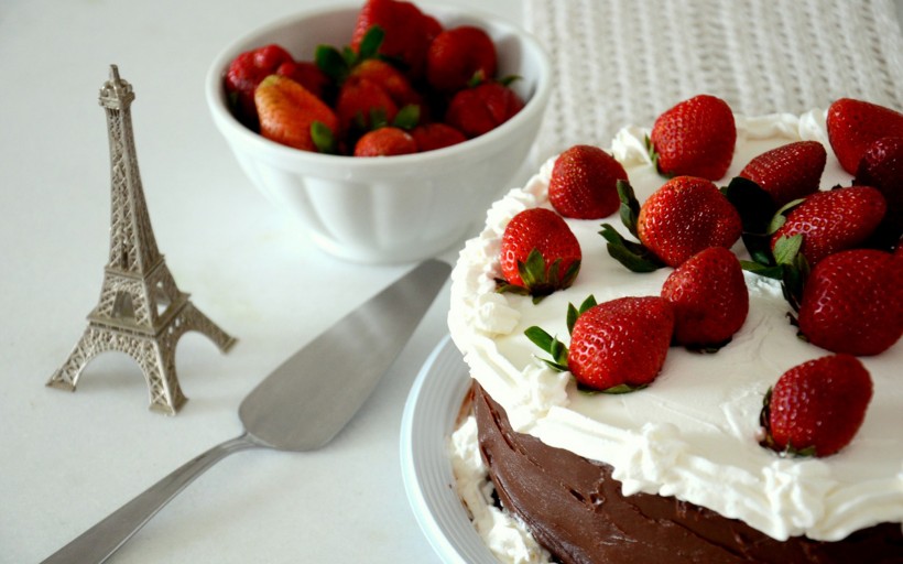 点击大图看下一张：草莓与甜点图片