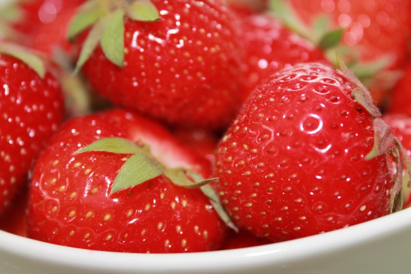 点击大图看下一张：鲜红又美味的草莓图片