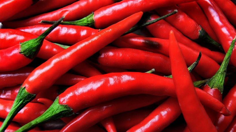点击大图看下一张：红色和绿色的辣椒图片