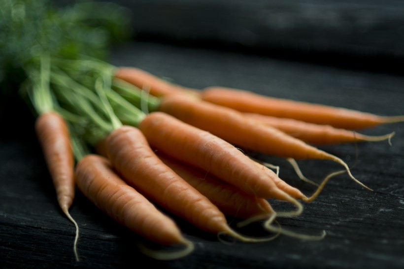 点击大图看下一张：新鲜营养的胡萝卜图片