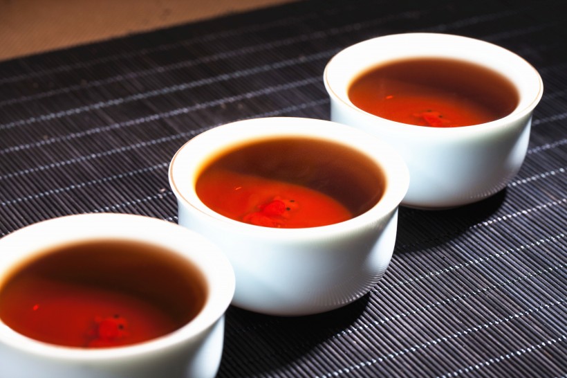 点击大图看下一张：普洱茶红色茶汤图片