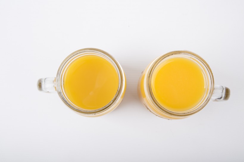 点击大图看下一张：橙汁和苹果汁图片
