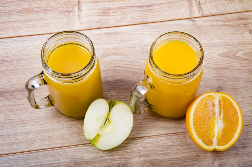 点击大图看下一张：橙汁和苹果汁图片