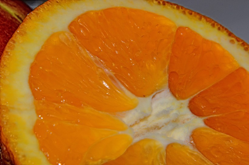 点击大图看下一张：酸甜可口的切开的橙子图片