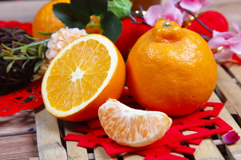 点击大图看下一张：酸甜可口的切开的橙子图片