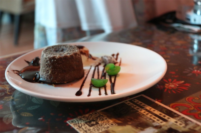 点击大图看下一张：超美味巧克力熔岩蛋糕图片