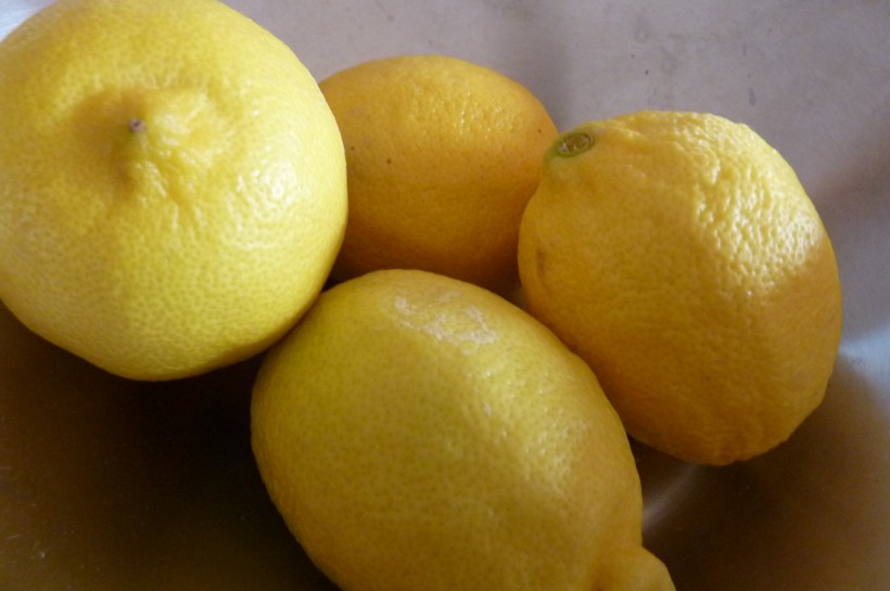 点击大图看下一张：新鲜的柠檬图片