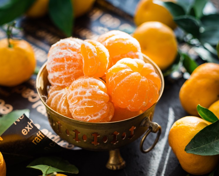 点击大图看下一张：酸甜可口剥开的橘子图片