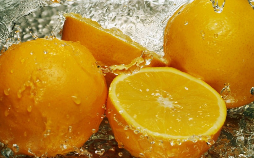 点击大图看下一张：被切开的可口橙子图片
