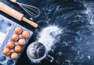 打蛋器和鸡蛋等厨房用品图片_14张