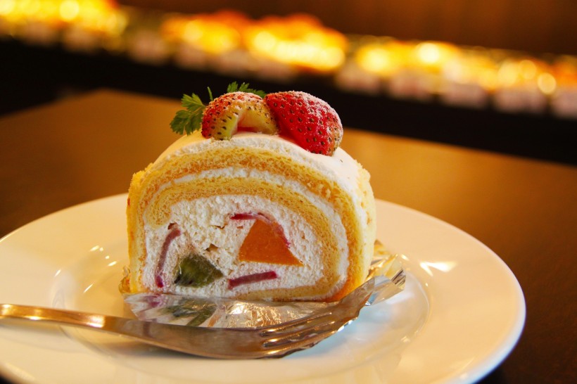 点击大图看下一张：香甜美味的切块蛋糕图片