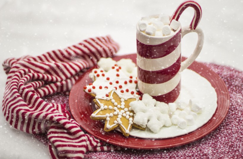 点击大图看下一张：冬天雪地上的热巧克力甜品图片