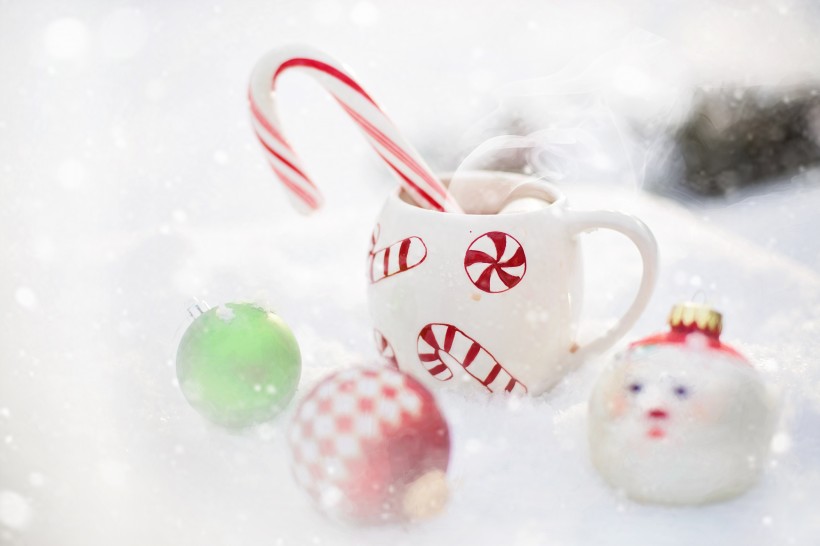 点击大图看下一张：冬天雪地上的热巧克力甜品图片