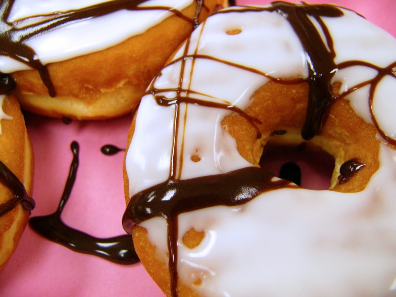 点击大图看下一张：香甜的甜甜圈图片